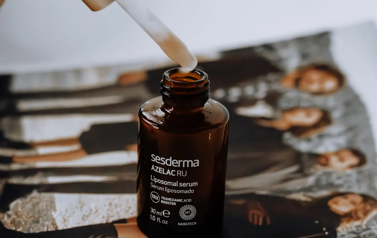Flacon sérum à l'acide hyaluronique sur fond blanc minimaliste
