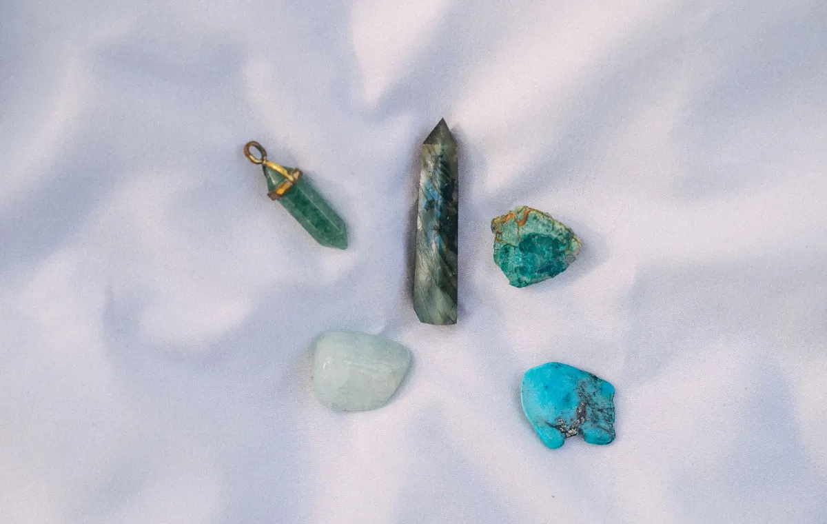 Pierre d'amazonite aux teintes turquoise et vert doux avec reflets nacrés