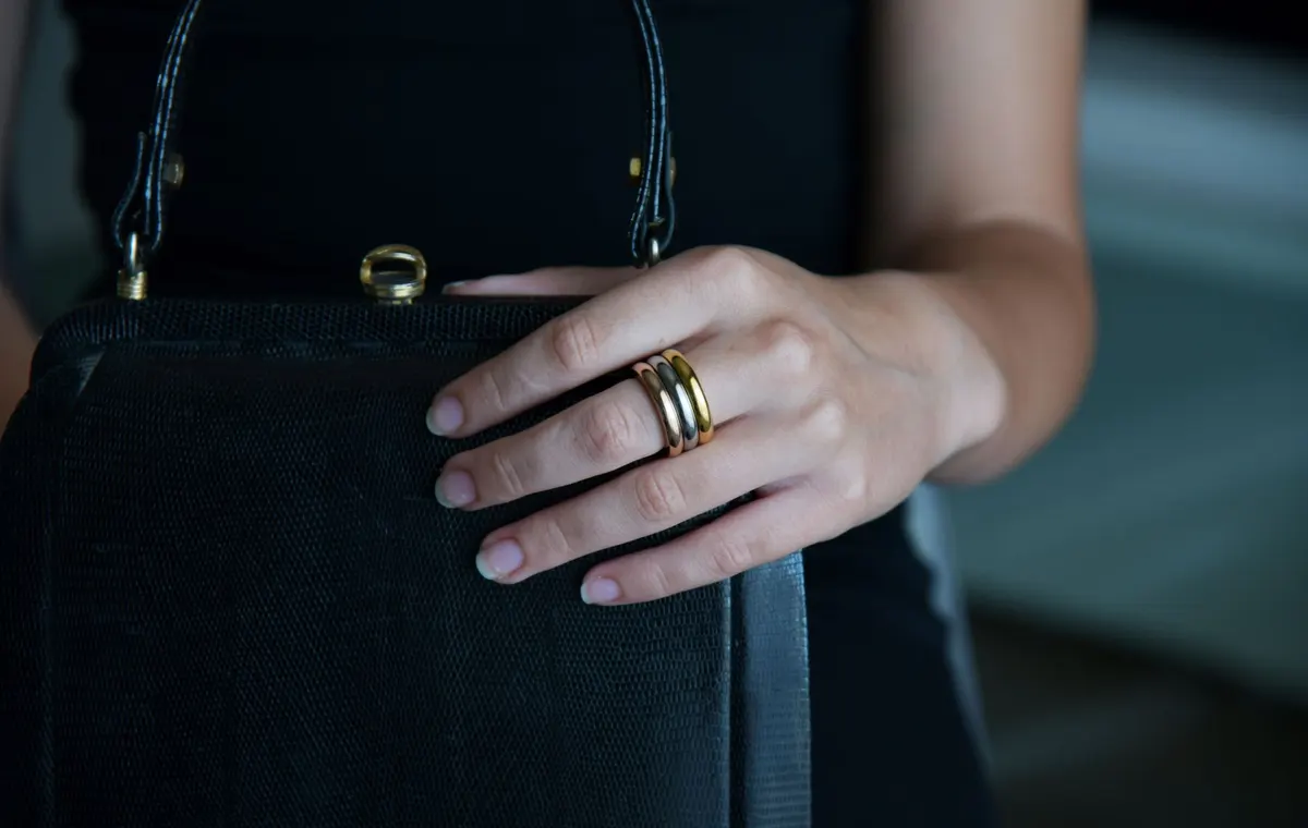 Bague large en or portée sur la main d'une femme