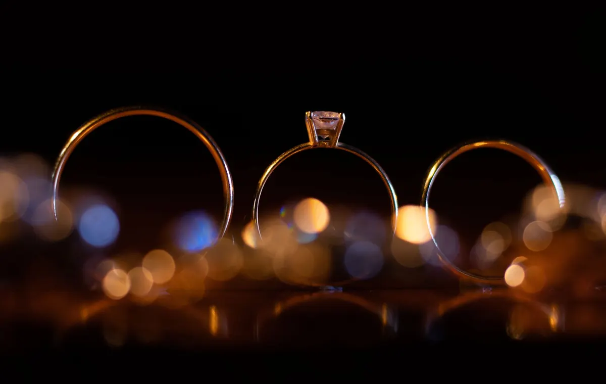 Bijoux en or alignés sur une surface dorée