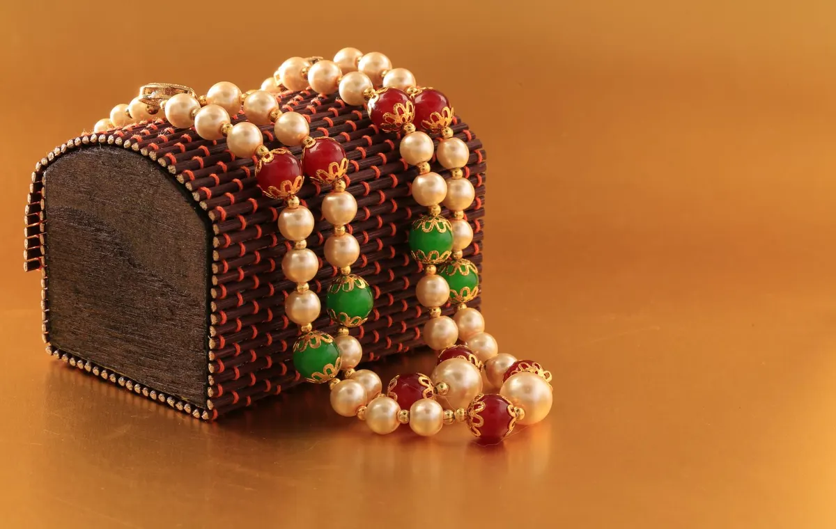 Écrin ouvert révélant une bague de joaillerie en or et diamants