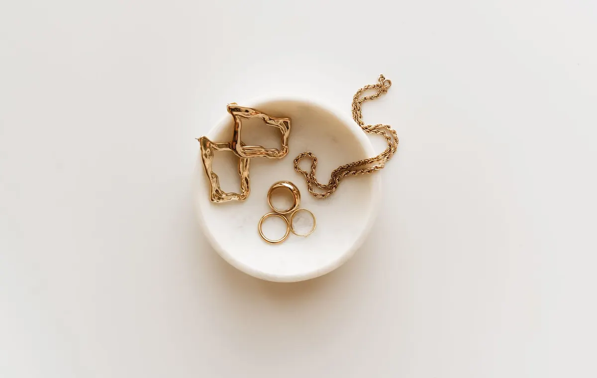 Bijoux plaqués or disposés sur fond sombre élégant