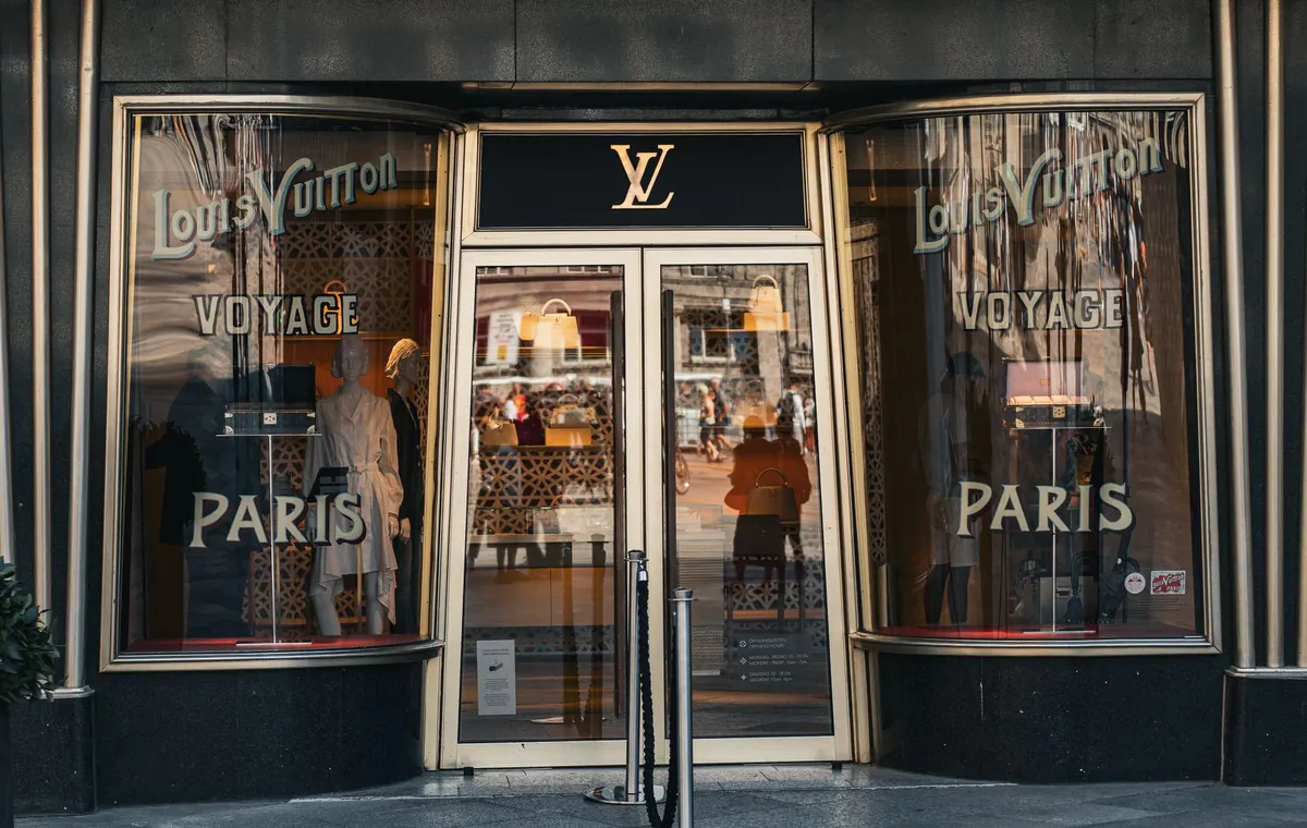 Vitrine élégante d'une boutique de créateur parisien avec des vêtements exposés