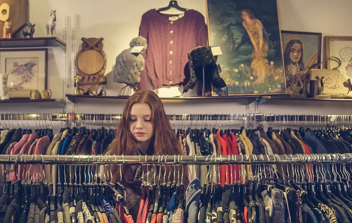 Portant de vêtements vintage colorés dans une boutique parisienne