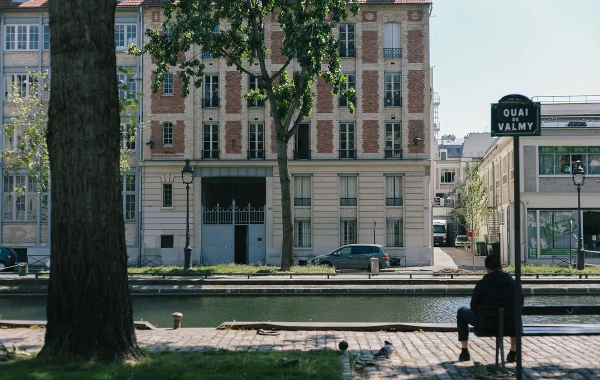 Quai du Canal Saint-Martin bordé de boutiques et de passants par beau temps