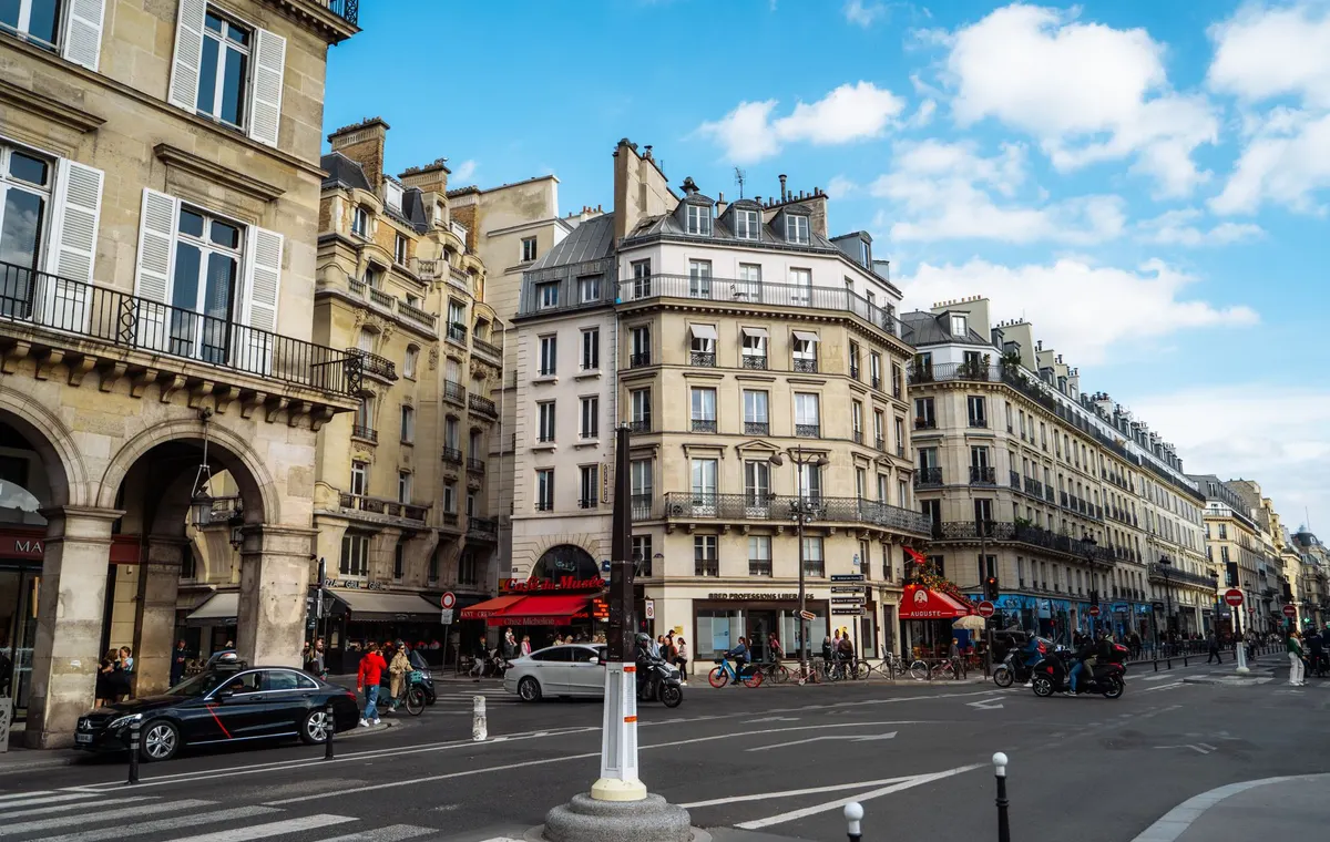 Rue animée du Marais avec des boutiques indépendantes et des passants élégants