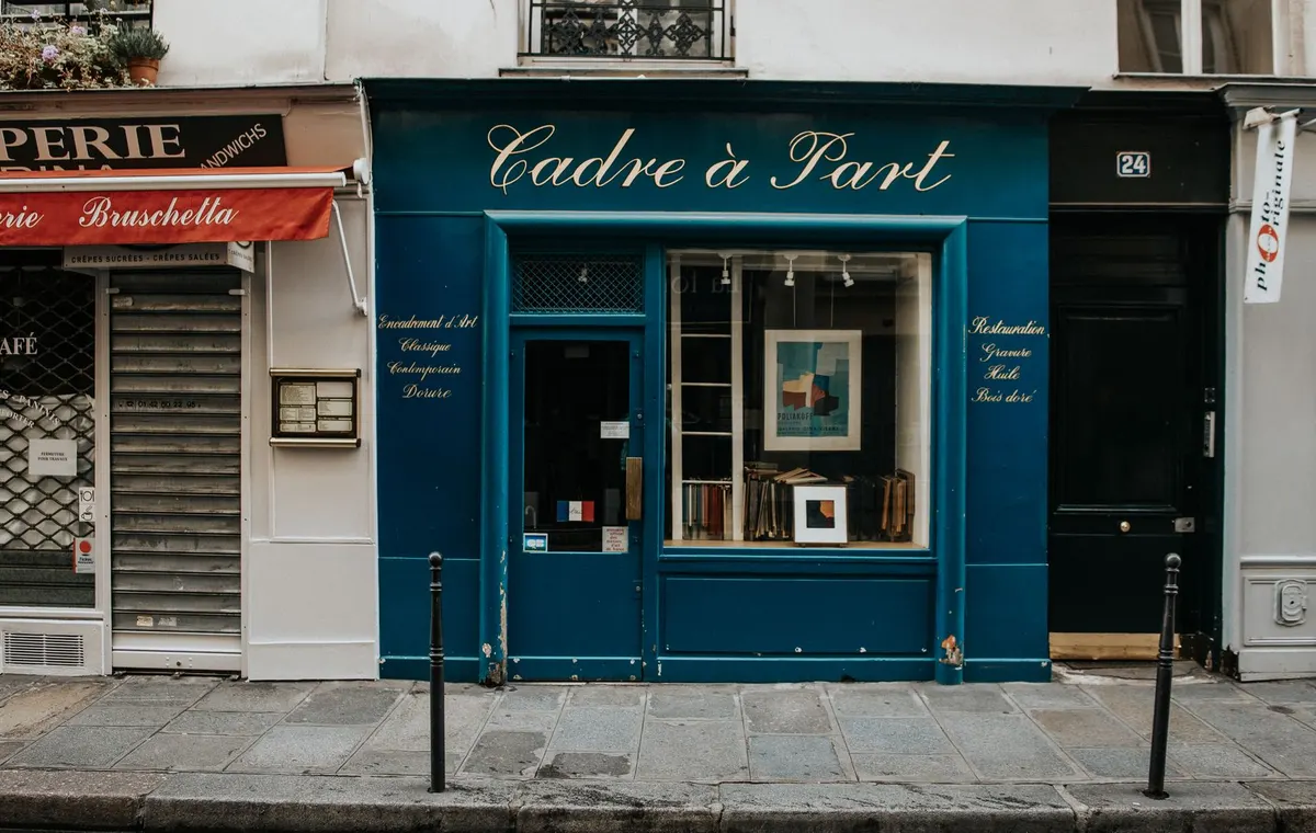 Rue pavée de Montmartre avec des boutiques indépendantes et des façades fleuries