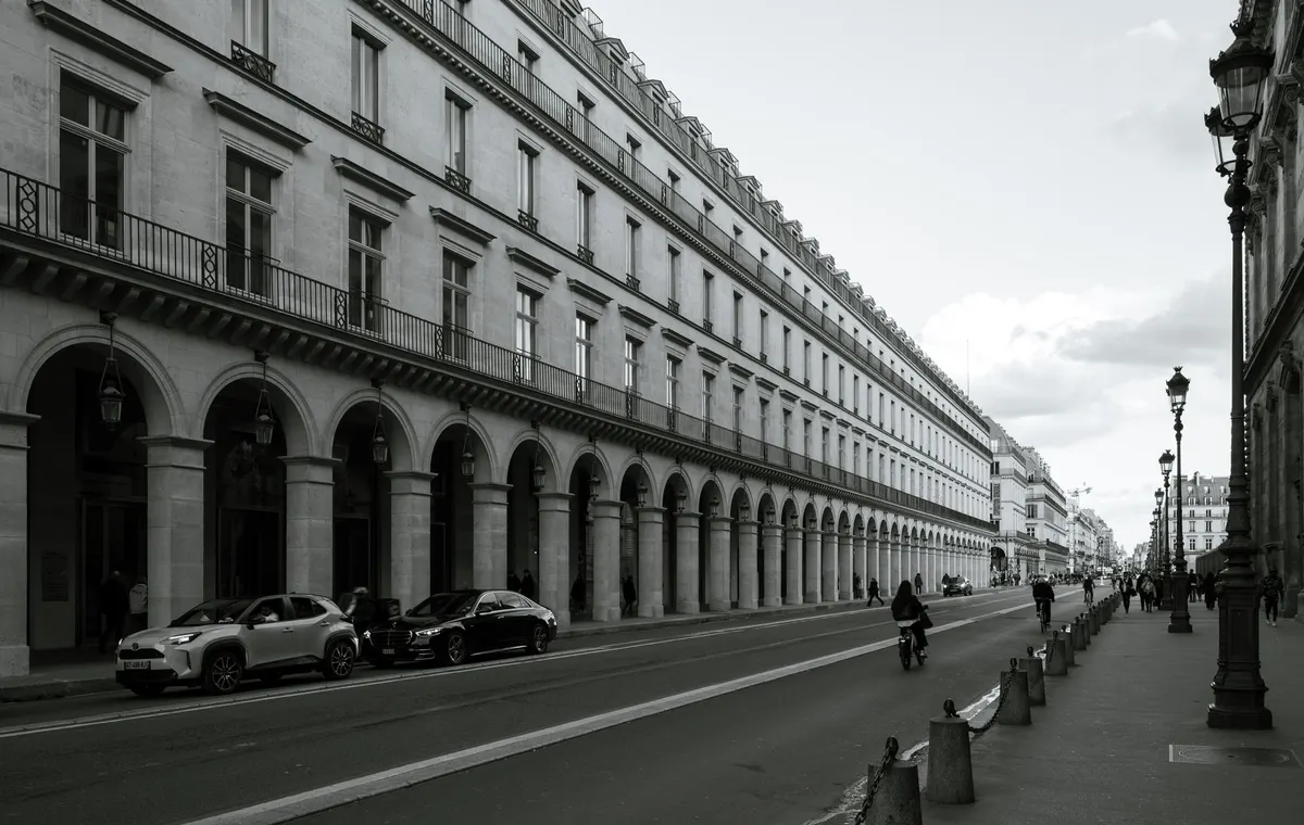 Arcades de la rue de Rivoli avec leurs colonnes et boutiques illuminées