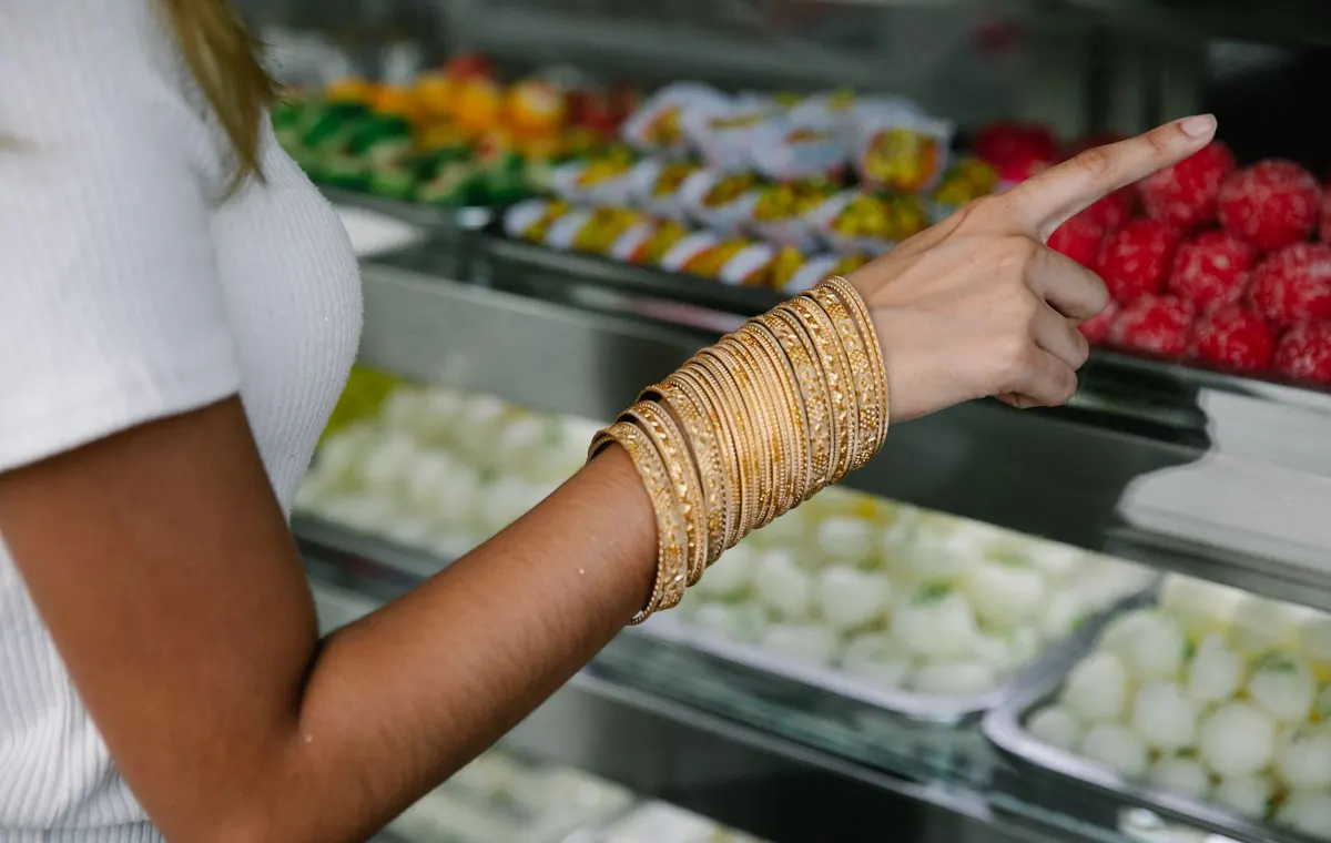 Bracelet jonc en or au poignet