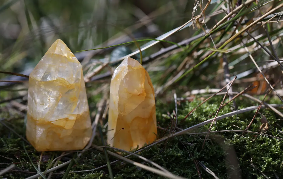 Cristal de citrine jaune doré translucide sur fond clair
