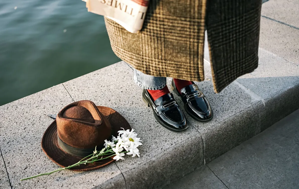Femme portant des mocassins avec une tenue chic décontractée