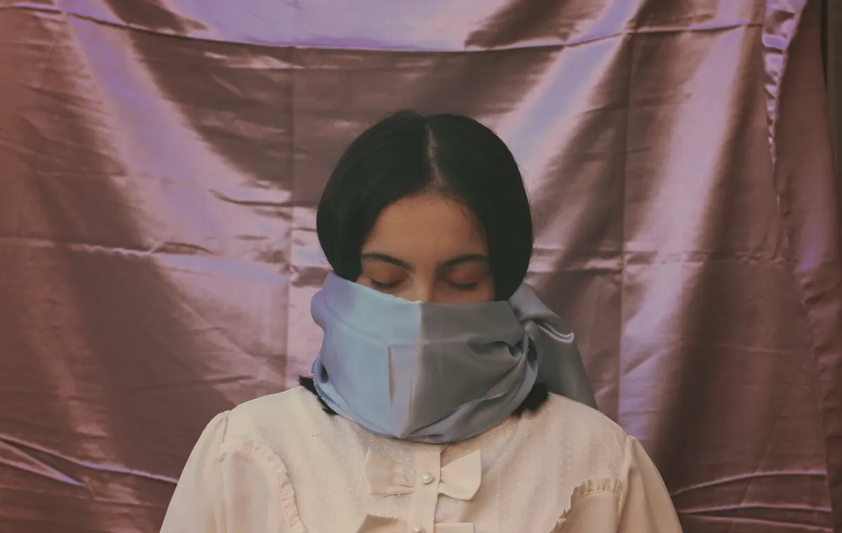 Foulard en soie noué autour du cou