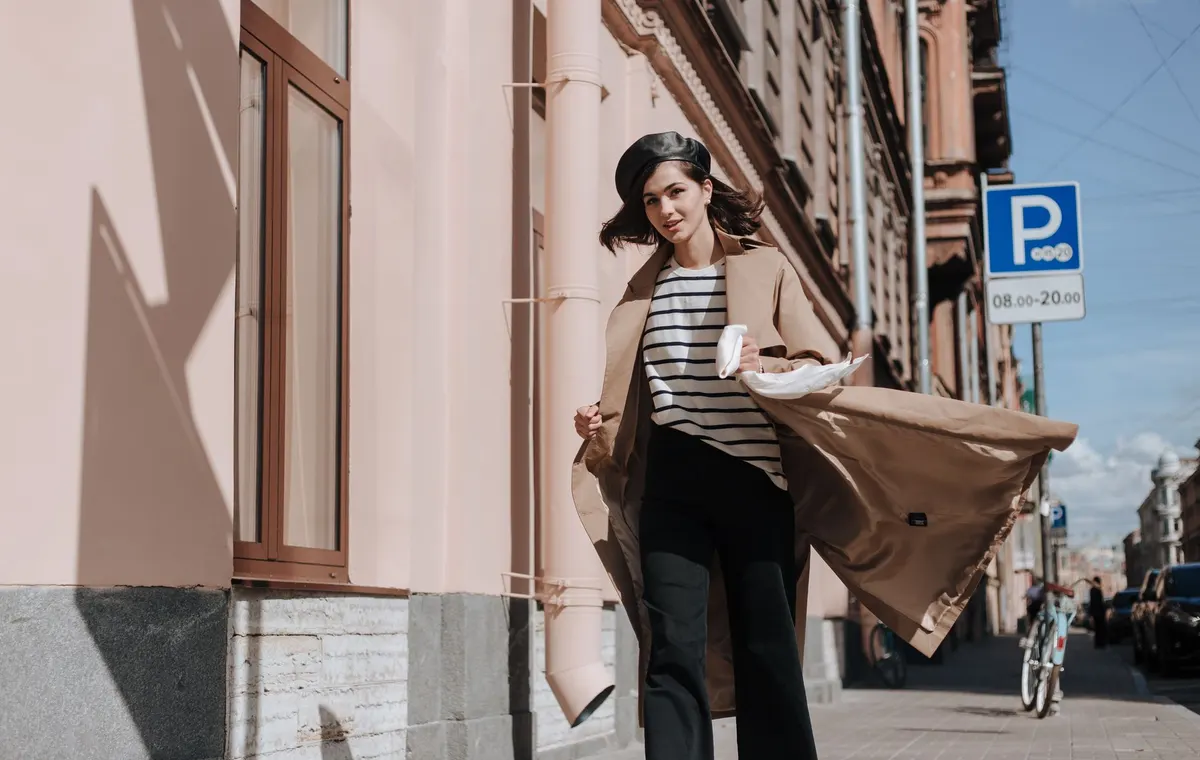 Femme en marinière rayée dans un look chic parisien