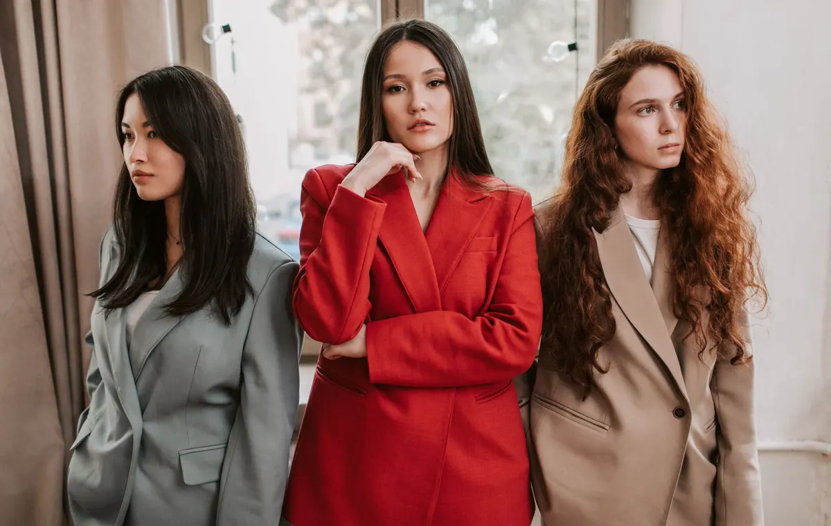 Femme élégante en blazer dans une tenue professionnelle chic