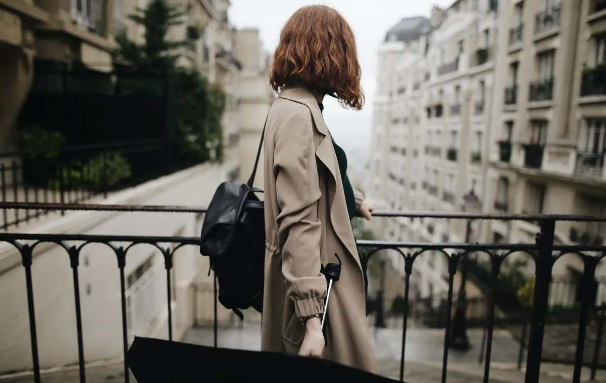 Femme portant un trench coat beige dans les rues de Paris