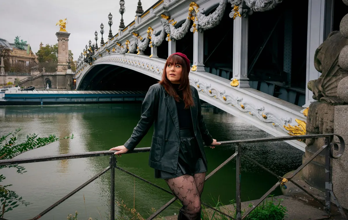Femme petite habillée avec élégance dans un look parisien