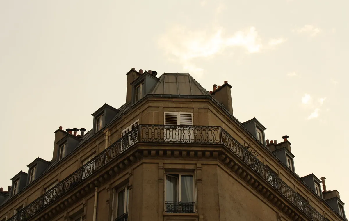 Salon d'un appartement haussmannien parisien lumineux