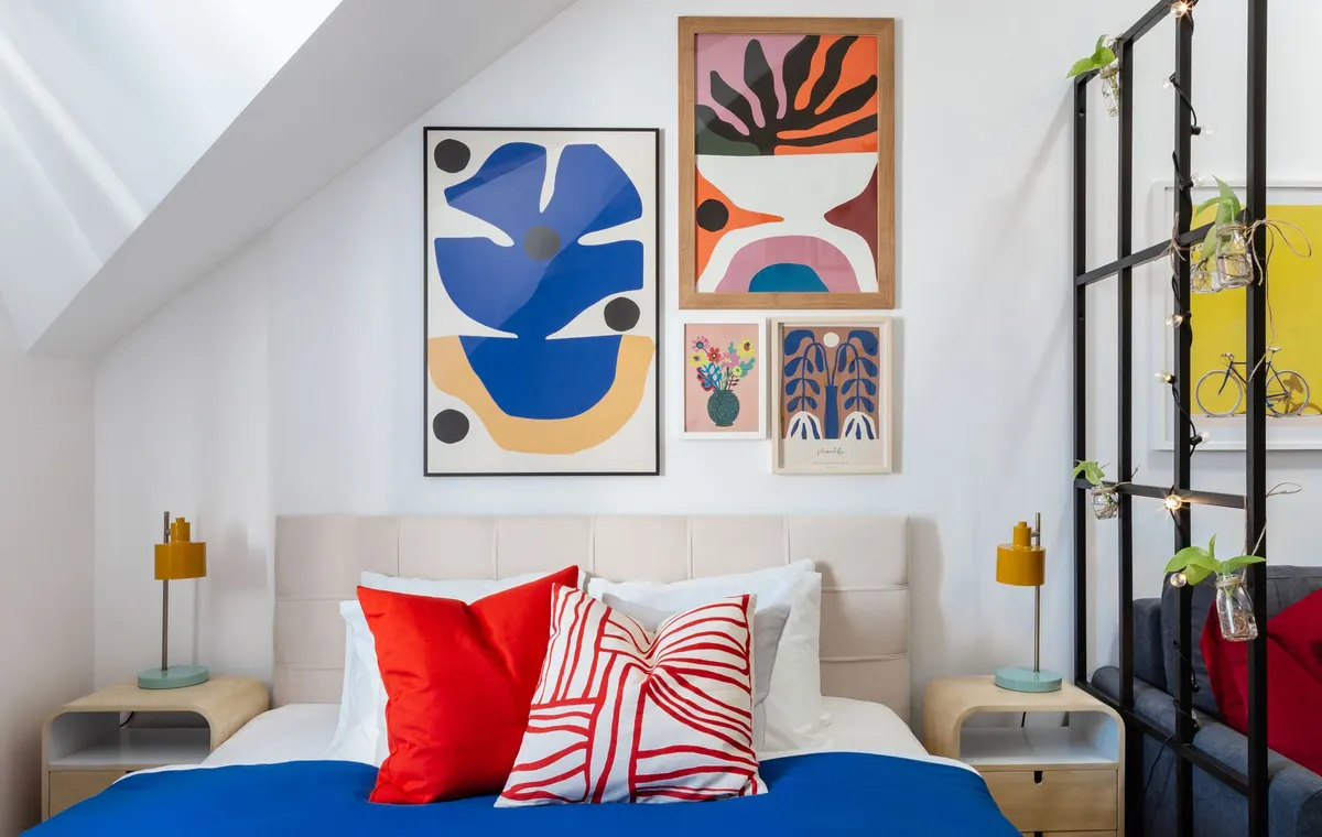 Mur de galerie avec cadres photos et illustrations de formats variés soigneusement disposés