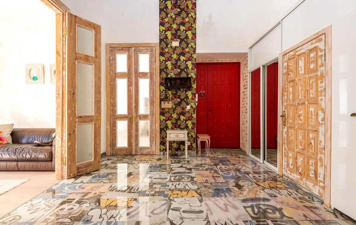 Salon décoré de manière originale avec des pièces insolites et colorées
