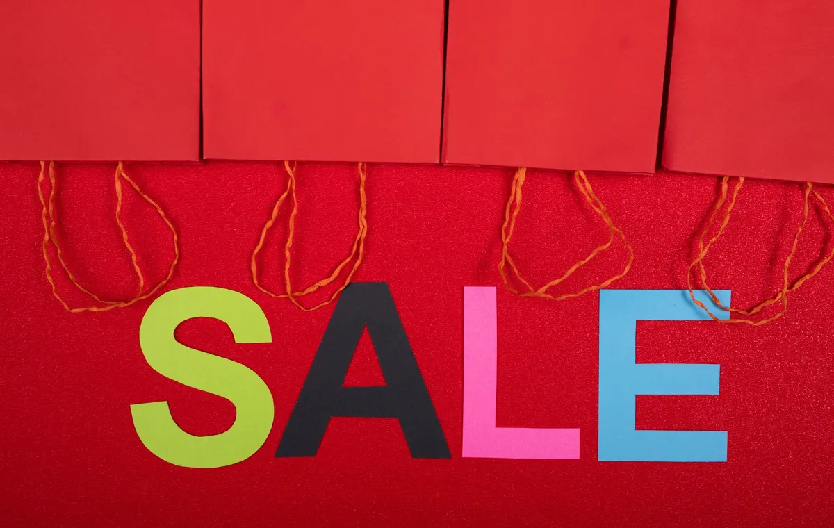 Rayons de vêtements dans un magasin outlet avec étiquettes de réduction