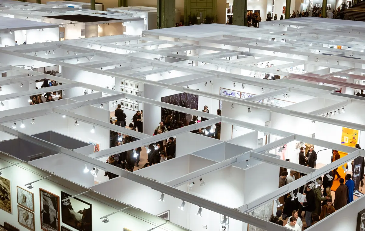Visiteurs dans une grande salle d'exposition d'art contemporain à Paris