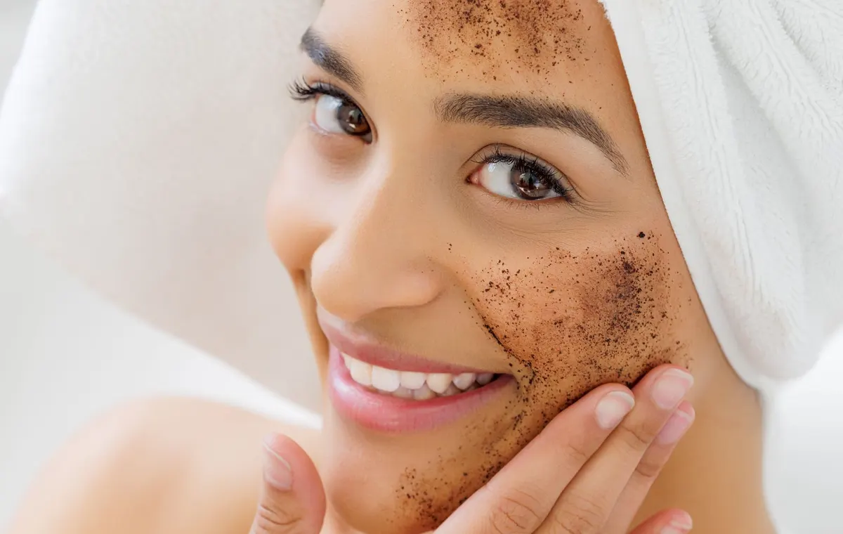 Gommage visage naturel dans un bol avec pinceau cosmétique