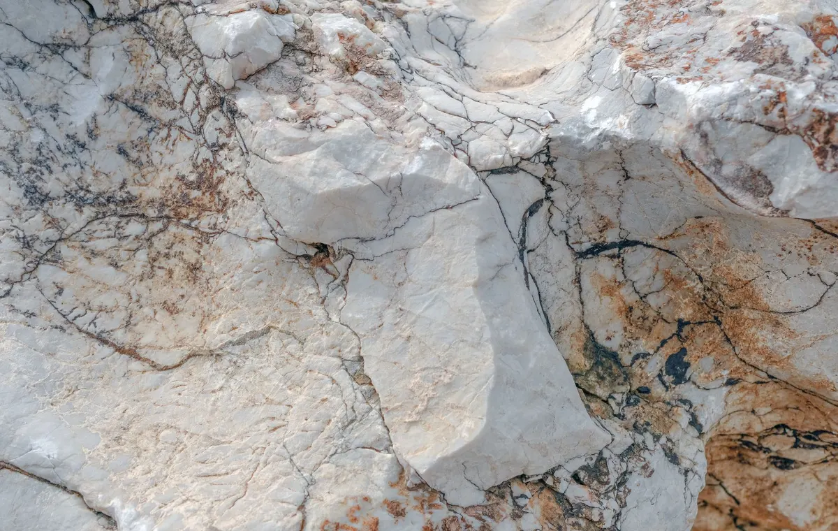 Pierre de howlite blanche avec ses veines grises caractéristiques