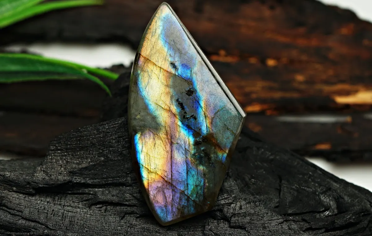 Pierre de labradorite avec ses reflets bleus et dorés caractéristiques