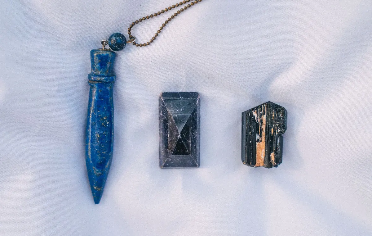 Pierre de lapis-lazuli bleu intense avec ses inclusions dorées de pyrite