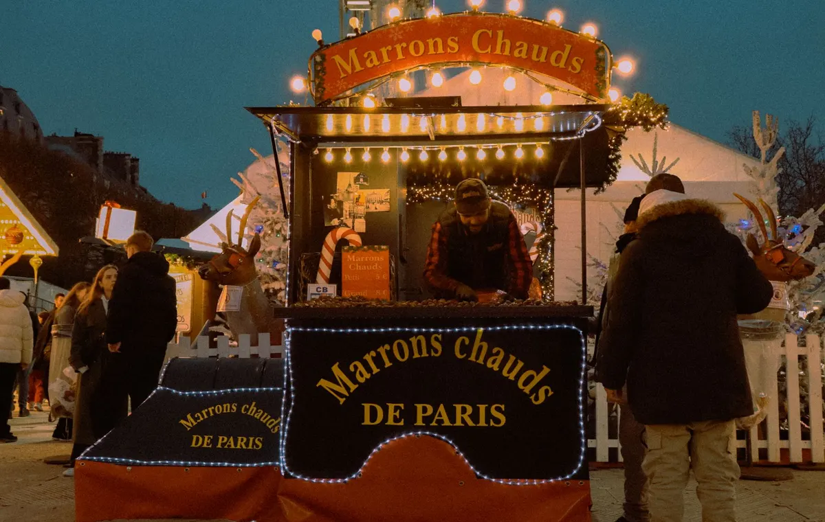 Marché de Noël parisien illuminé avec ses chalets en bois et ses guirlandes