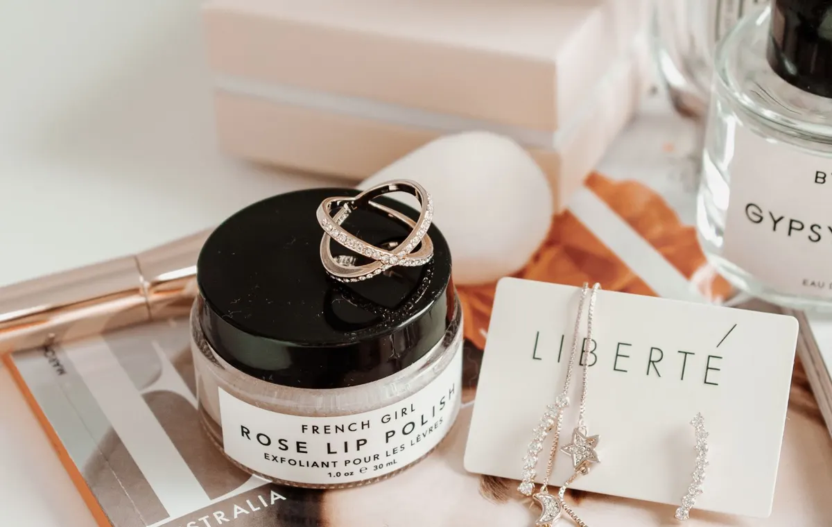 Bijoux tendance posés sur marbre, or et argent mêlés