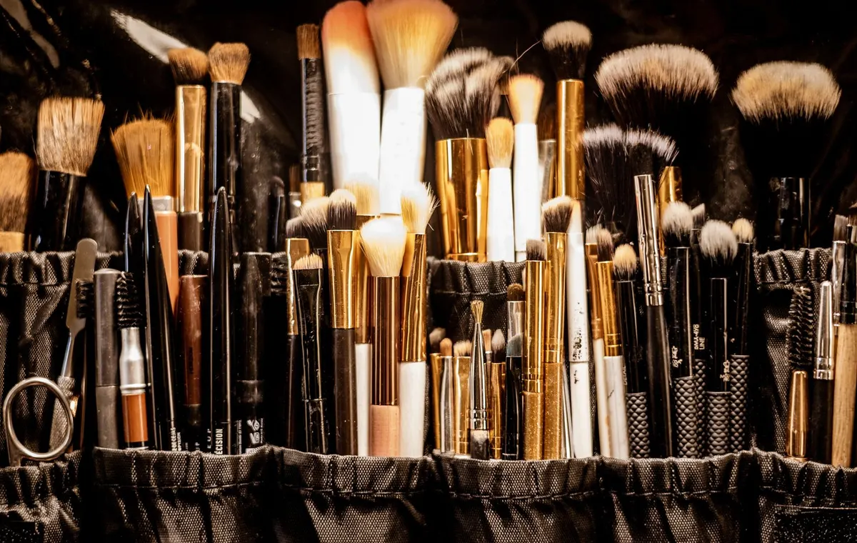 Palette de maquillage de luxe posée sur une coiffeuse dorée