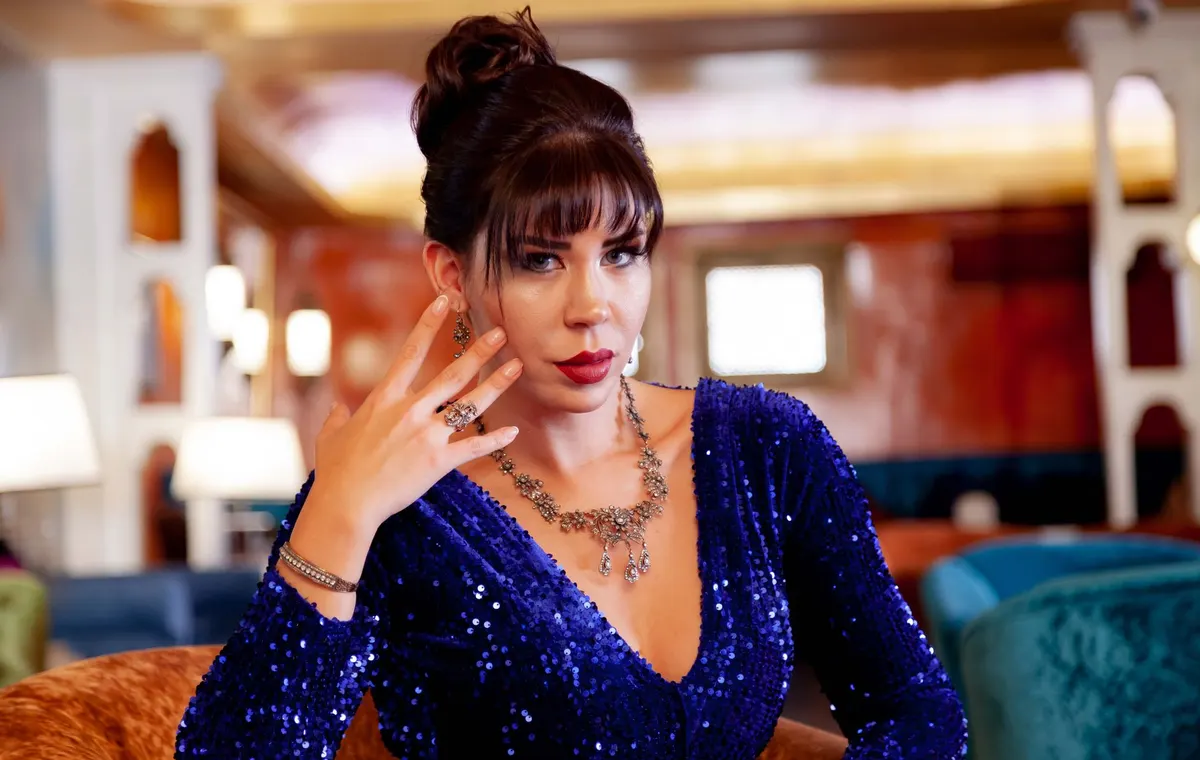 Collier haute joaillerie en or et pierres précieuses sur velours sombre