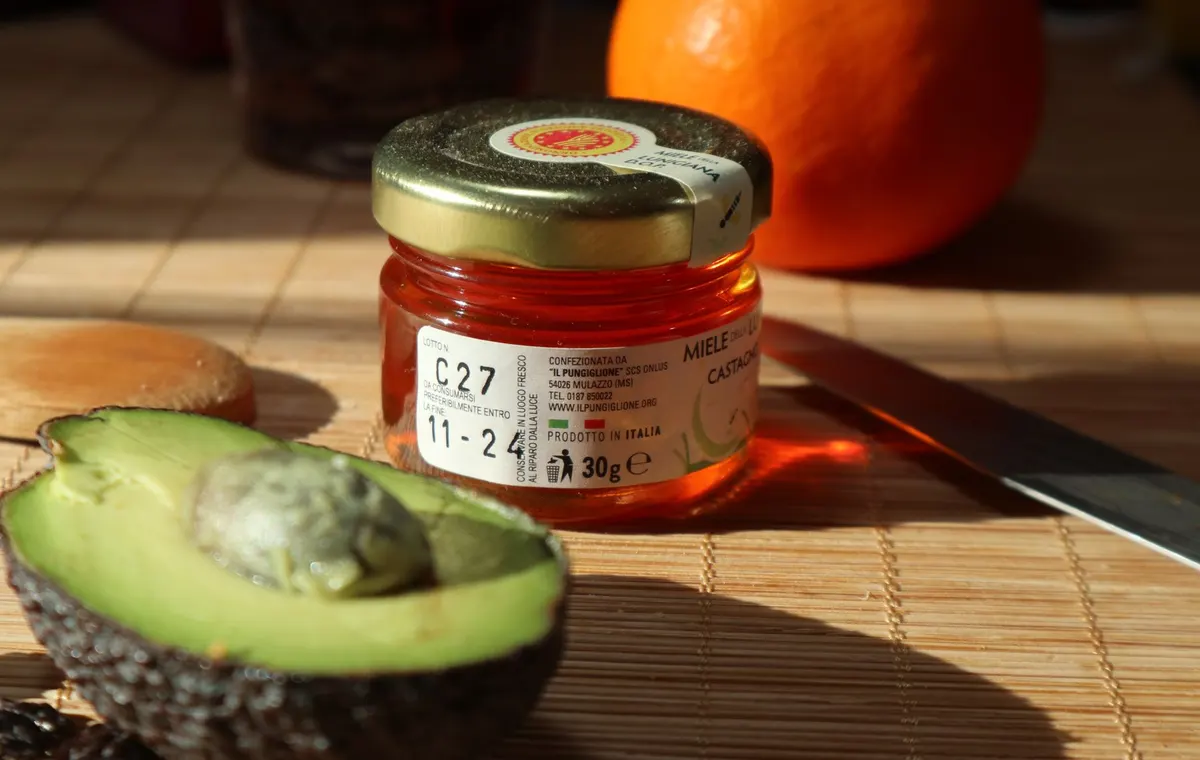 Ingrédients naturels pour masque hydratant maison : miel, avocat et yaourt