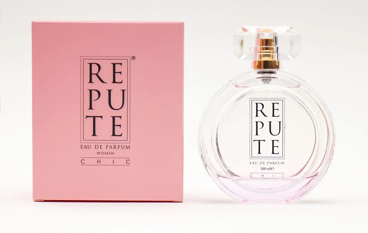 Collection de flacons de parfum féminins sur un plateau doré