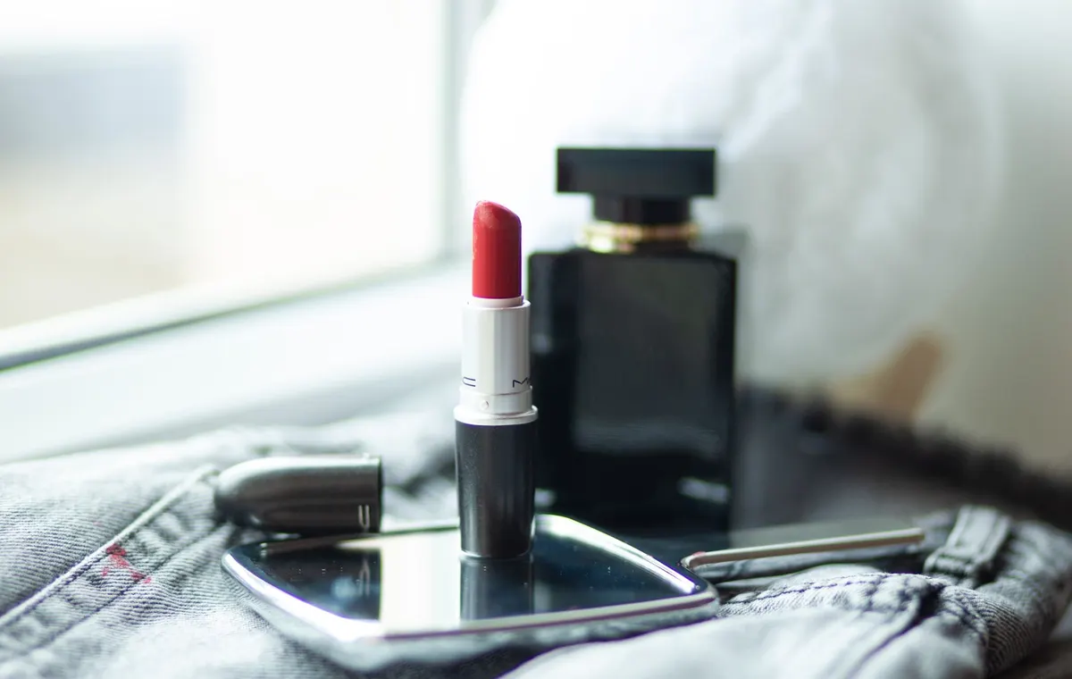 Rouge à lèvres de luxe ouvert sur fond de soie rouge