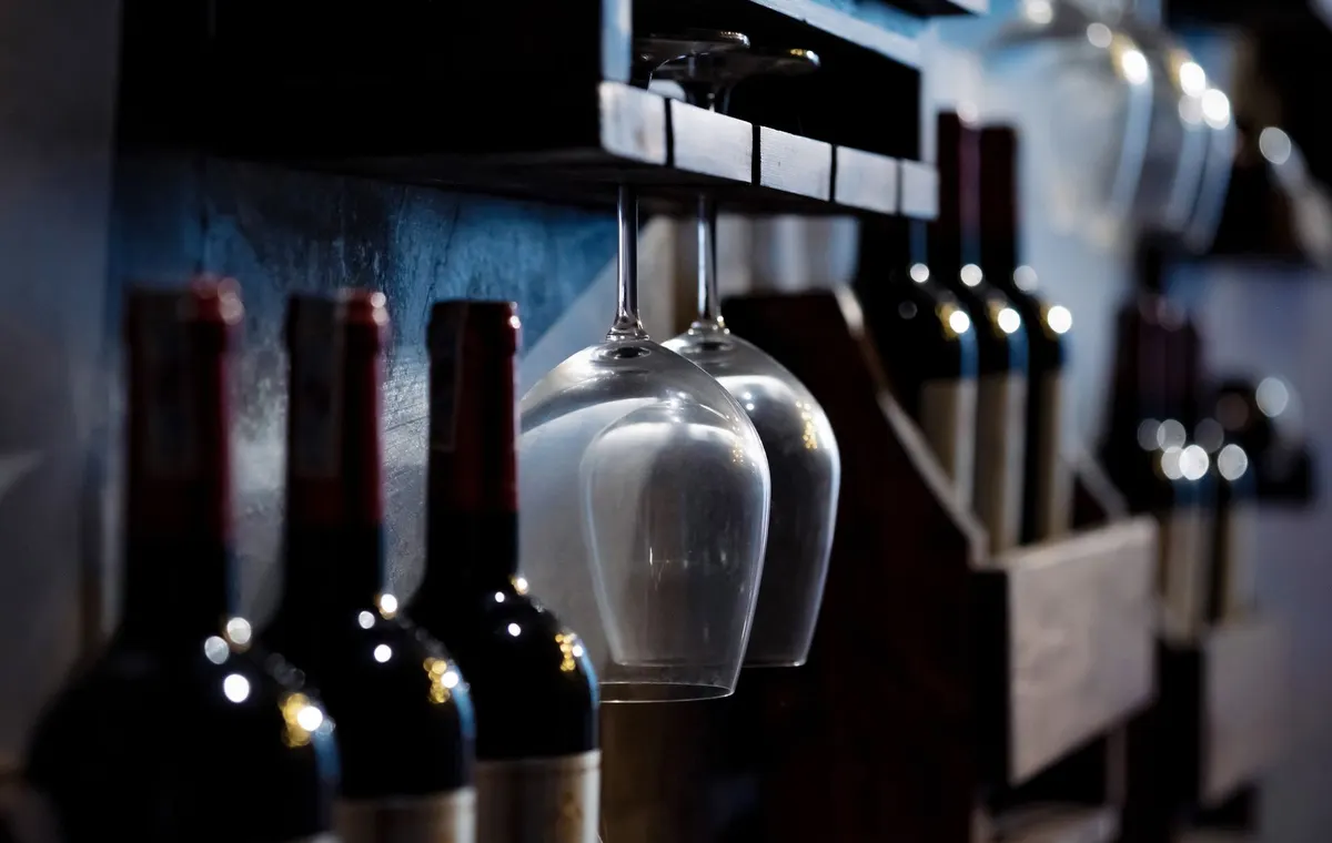 Verres de vin rouge et blanc sur un comptoir de bar à vin parisien
