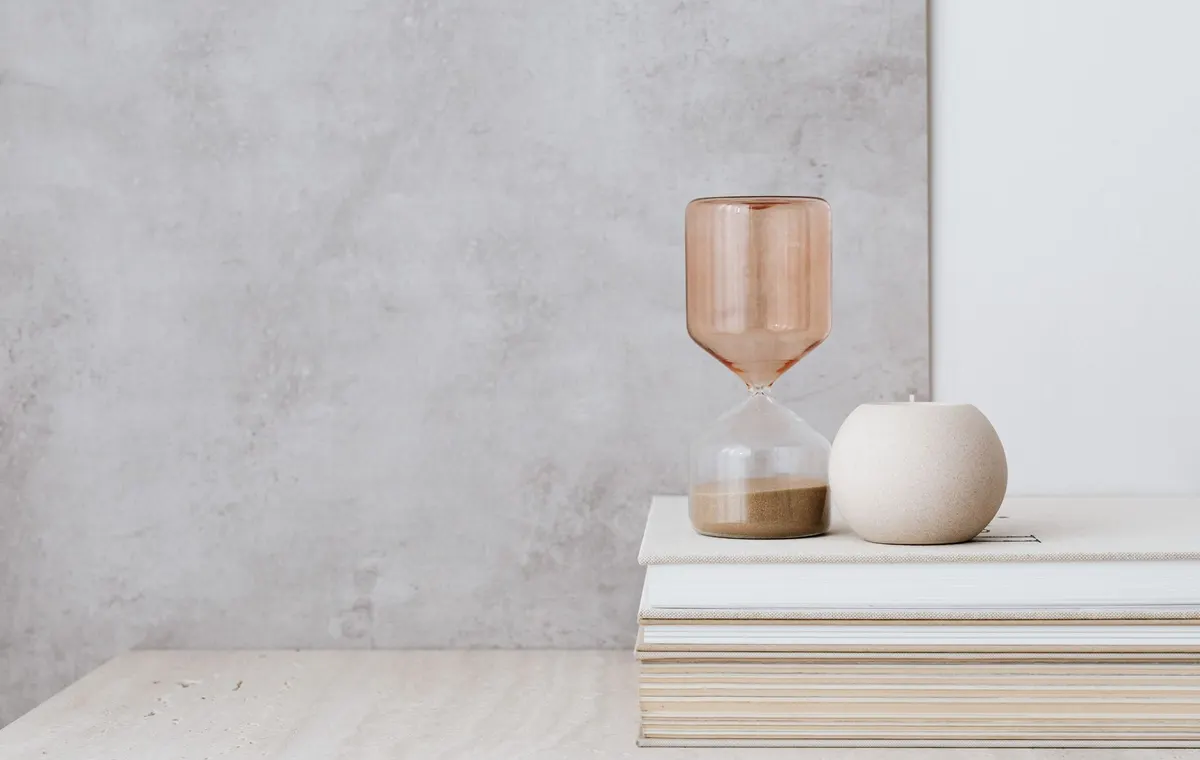 Objets de décoration originaux sur une console