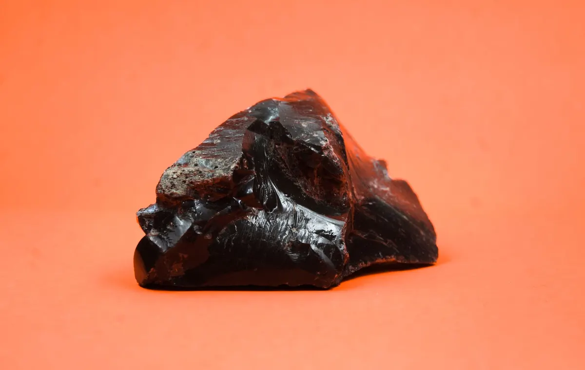 Pierre d'obsidienne noire brillante aux reflets intenses