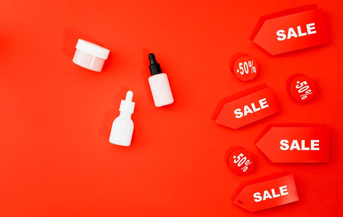 Flacon de parfum entouré de billets et d'un sac shopping