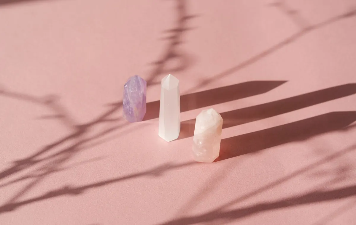 Pierres pour le sommeil disposées près d'une lampe de chevet : améthyste et howlite