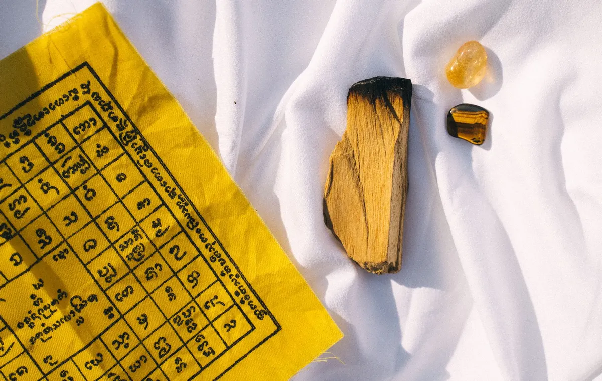 Collection de pierres dorées pour la confiance en soi : oeil de tigre, citrine et pyrite