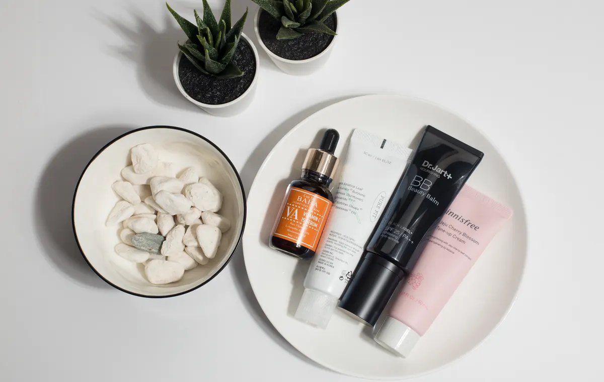 Produits de soin pour peau grasse disposés sur fond blanc