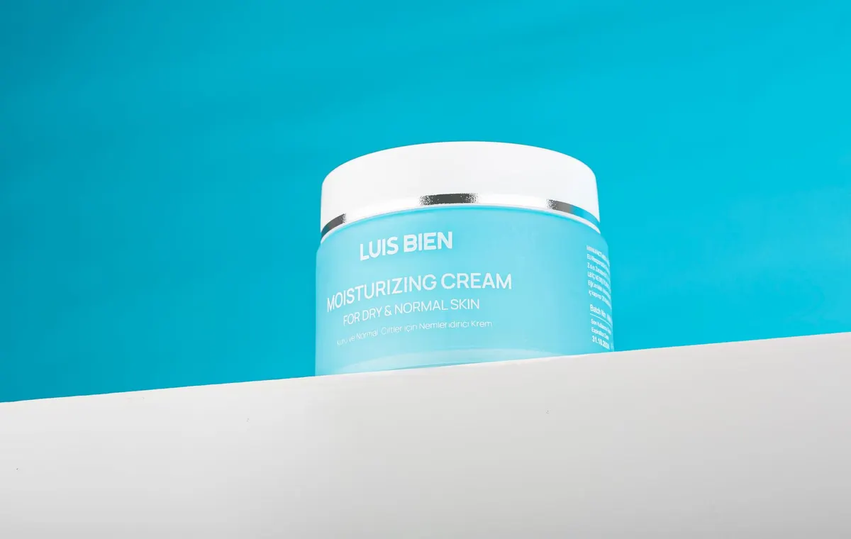 Crème riche pour peau sèche avec texture onctueuse visible