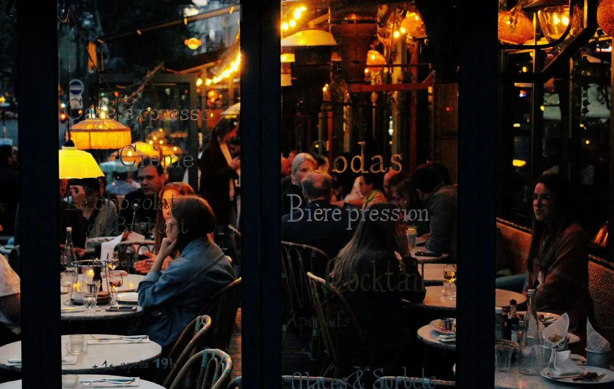 Amis trinquant lors d'une soirée à Paris