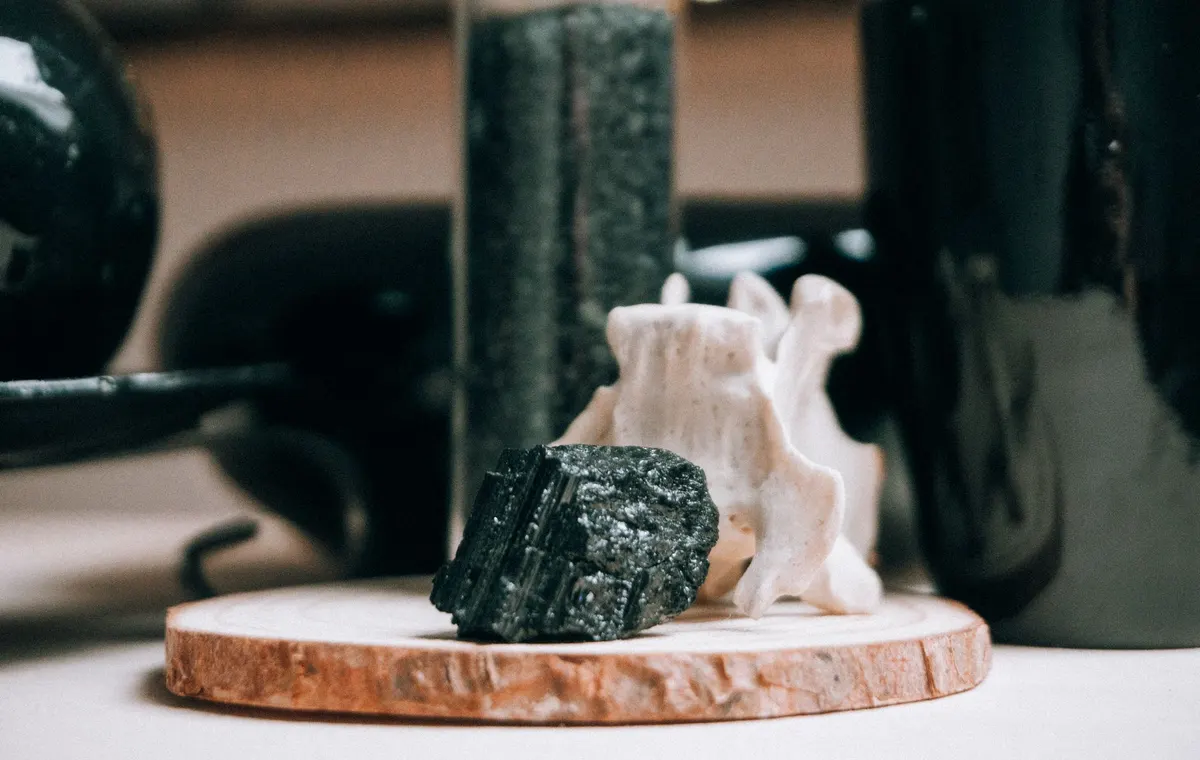 Cristaux de tourmaline noire aux stries caractéristiques sur gangue de quartz