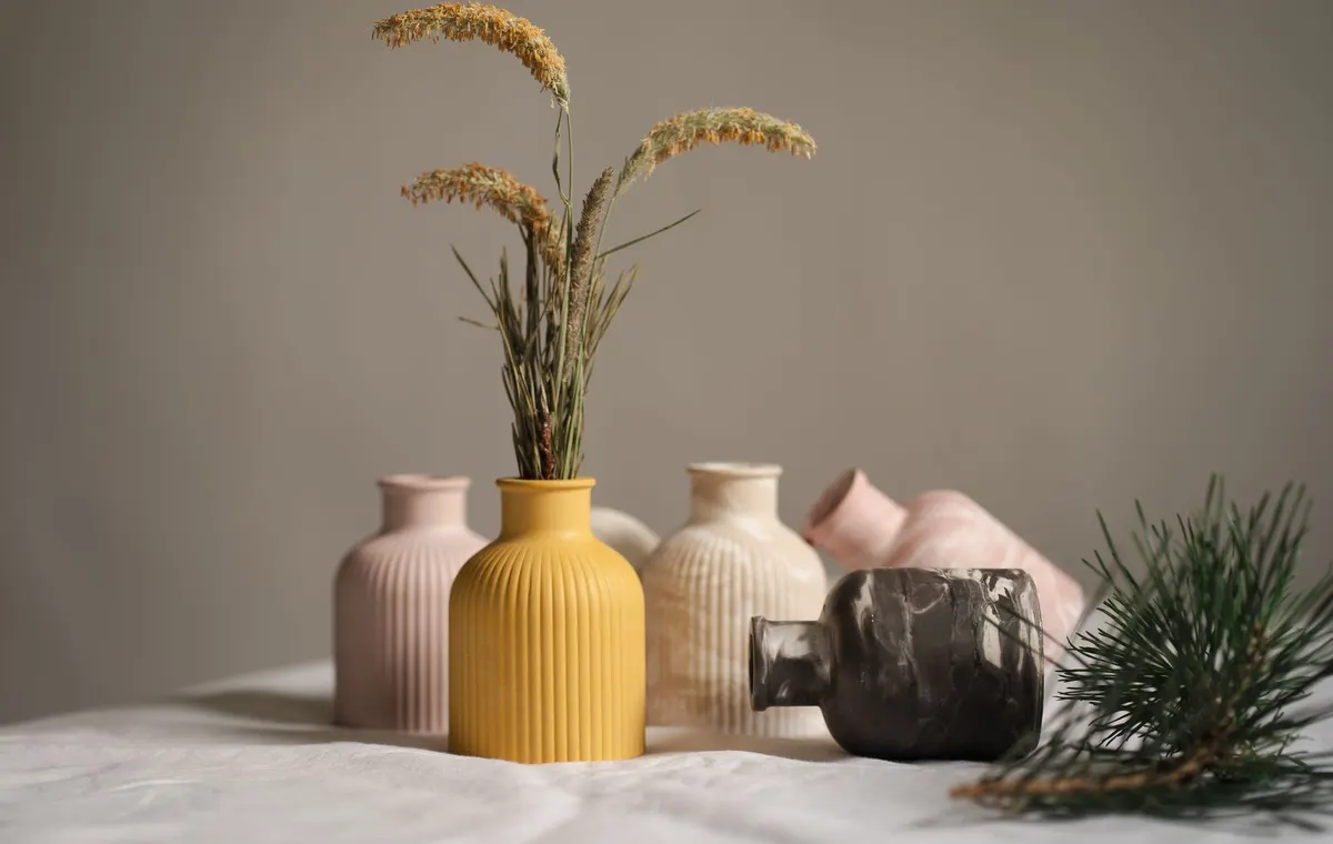 Vases déco tendance en céramique de formes variées avec compositions florales épurées