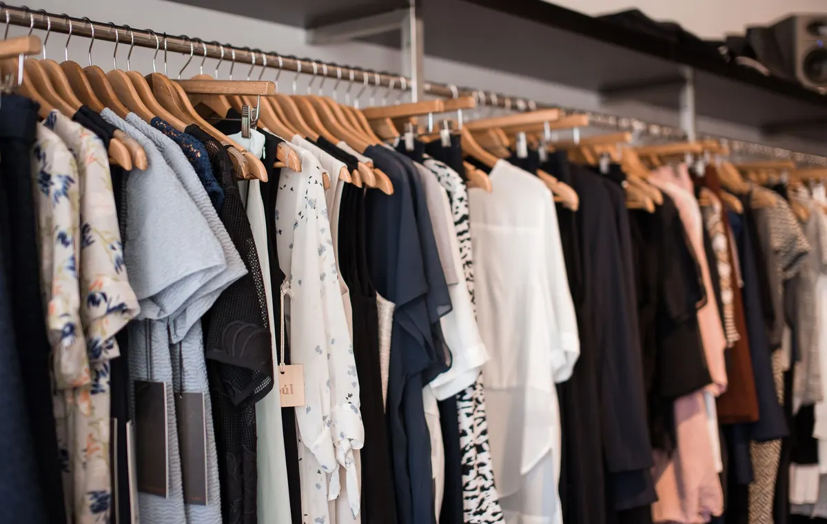 Portants de vêtements et accessoires lors d'un vide-dressing parisien