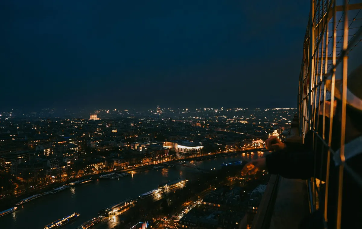 Vue panoramique sur les toits de Paris lors d'un week-end ensoleillé